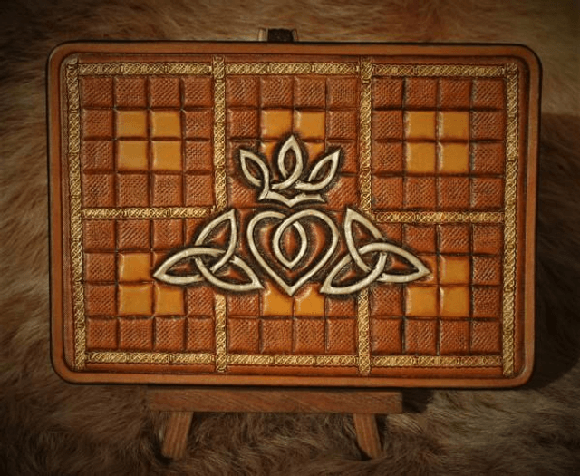 Carte en cuir:claddagh