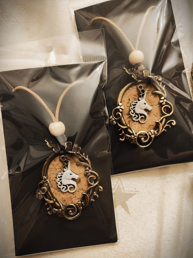 Collier licorne en cuir liège et métal