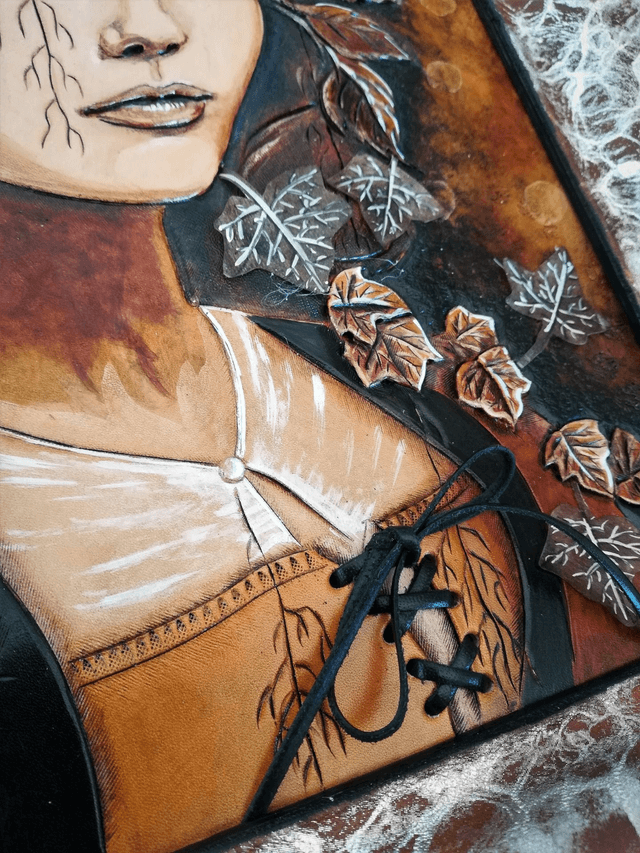 Tableau en cuir repoussé, portrait de femme fantasy, "Hedera"