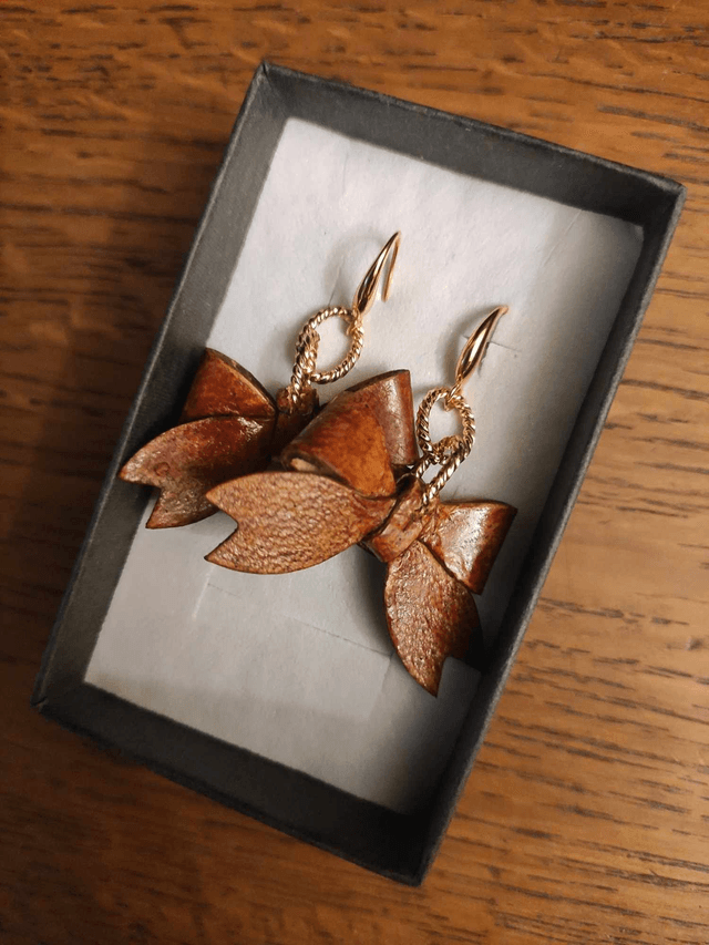 Boucle d'oreilles chic, noeud de cuir