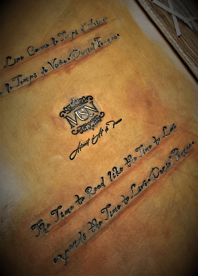 Carnet en cuir  repoussé "La liseuse"