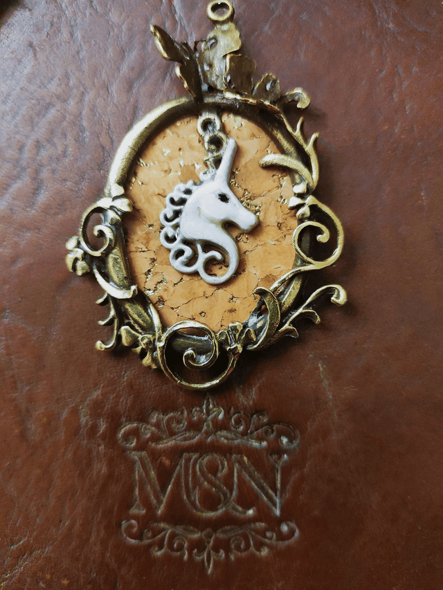 Collier licorne en cuir liège et métal