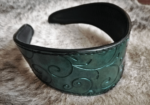 Bandeau en cuir repoussé féérique vert bleuté