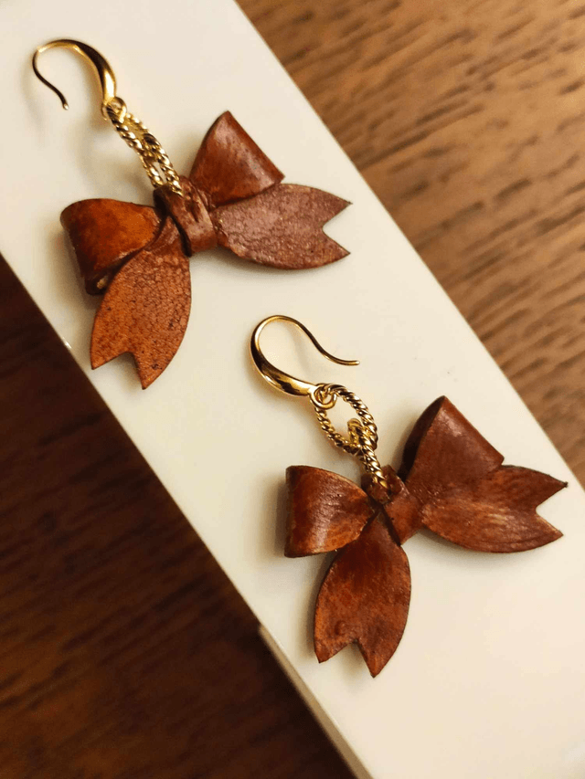 Boucle d'oreilles chic, noeud de cuir