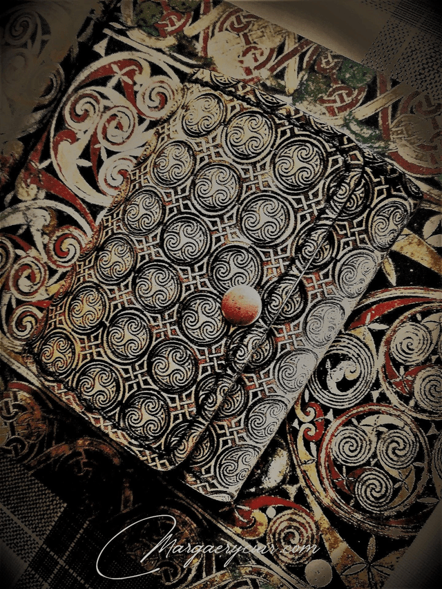 Portefeuille porte monnaie en cuir repoussé doré
