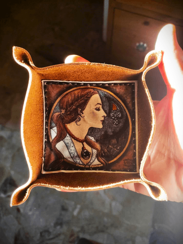 Vide-poche en cuir et tissu, Dame de Pérouges