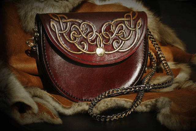 Pochette en cuir repoussé, motif d'arabesques féériques