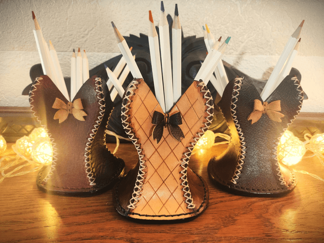 Porte-crayon bustier en cuir