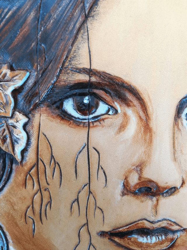 Tableau en cuir repoussé, portrait de femme fantasy, "Hedera"