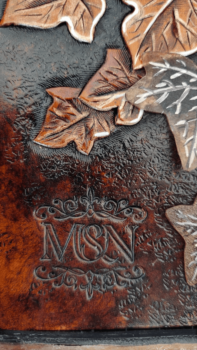 Tableau en cuir repoussé, portrait de femme fantasy, "Hedera"