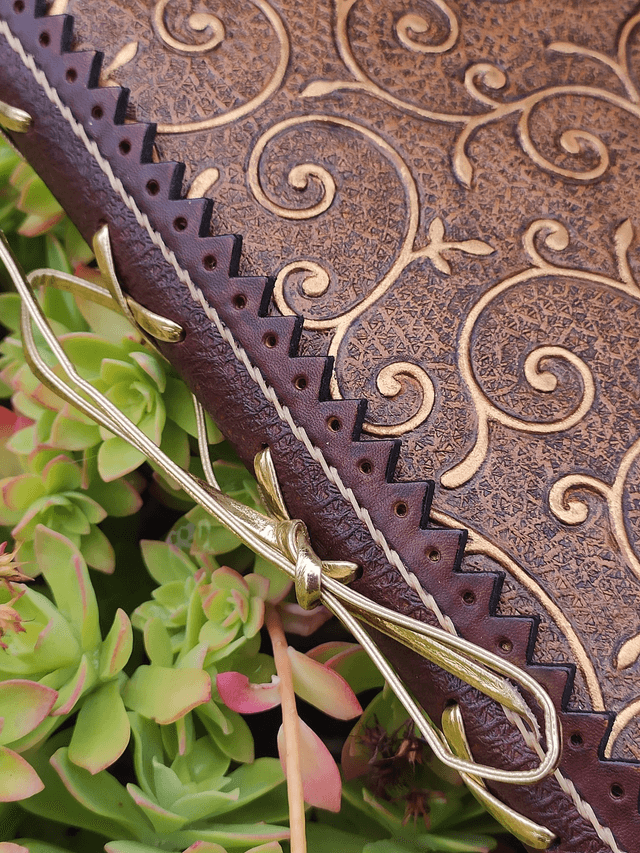 Carnet en cuir repoussé doré, féérique