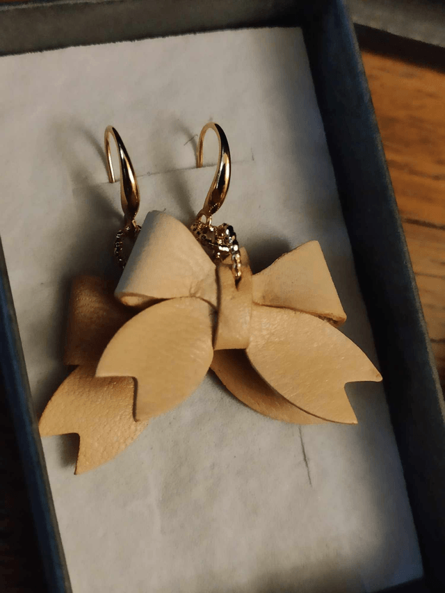 Boucle d'oreilles chic, noeud de cuir