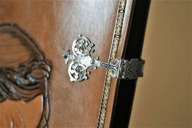 Carnet en cuir  repoussé "La liseuse"