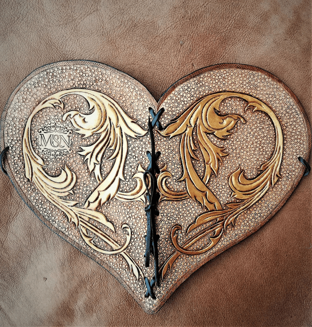Carnet coeur en cuir repoussé, style baroque