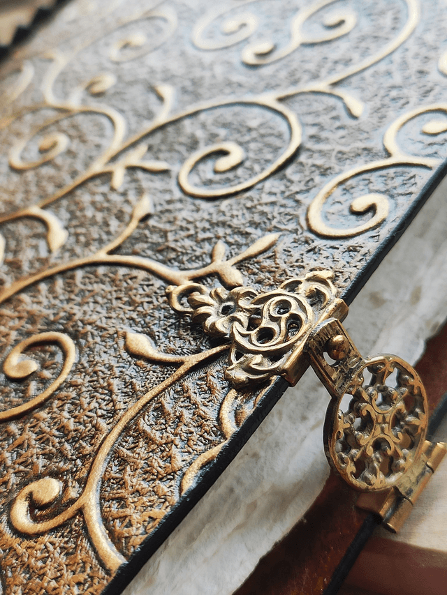 Carnet en cuir repoussé doré, féérique