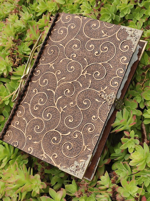 Carnet en cuir repoussé doré, féérique
