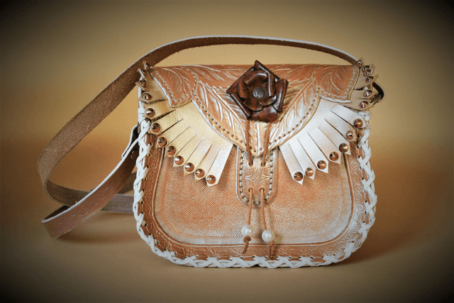 Sac en cuir chair nacrée avec rose moulée