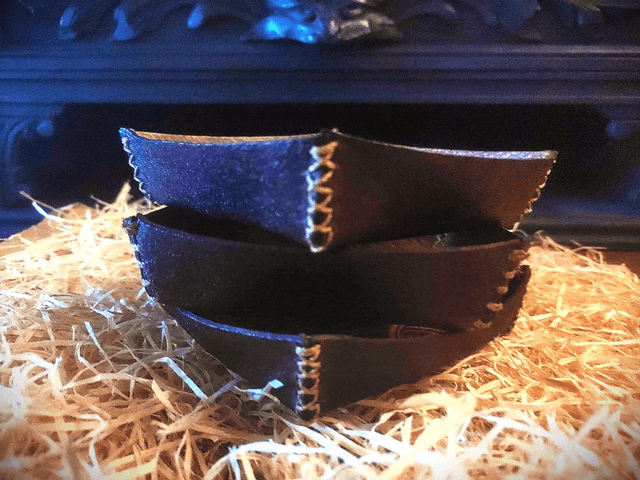 Vide-poche en cuir repoussé, à entrelacs