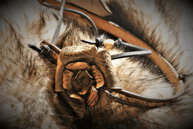 Tiare médiévale en cuir avec fleur de lys
