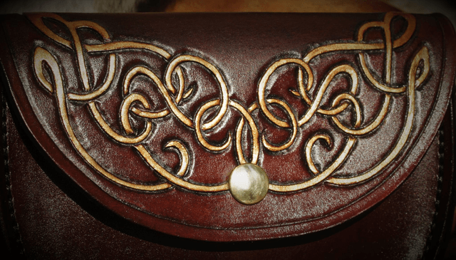 Pochette en cuir repoussé, motif d'arabesques féériques