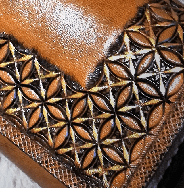 Etui à lunettes en cuir à frise géométrique