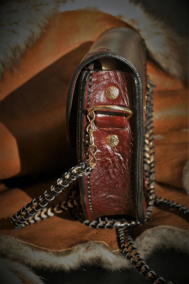 Pochette en cuir repoussé, motif d'arabesques féériques