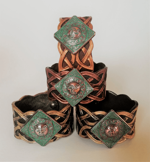 Bracelet celtique en cuir repoussé d'entrelacs dorés