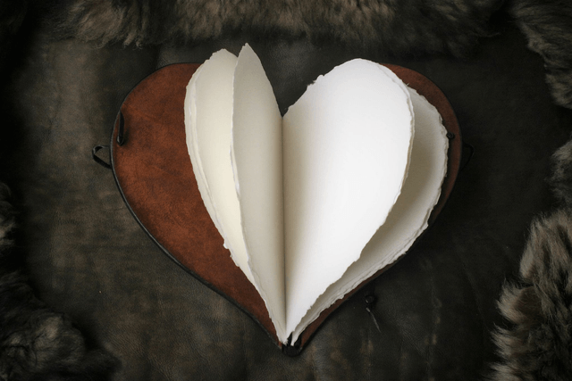 Livre d'or en cuir Game of thrones, fan art, forme coeur