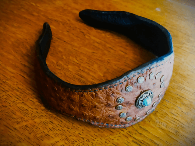 Bandeau en cuir d'autruche