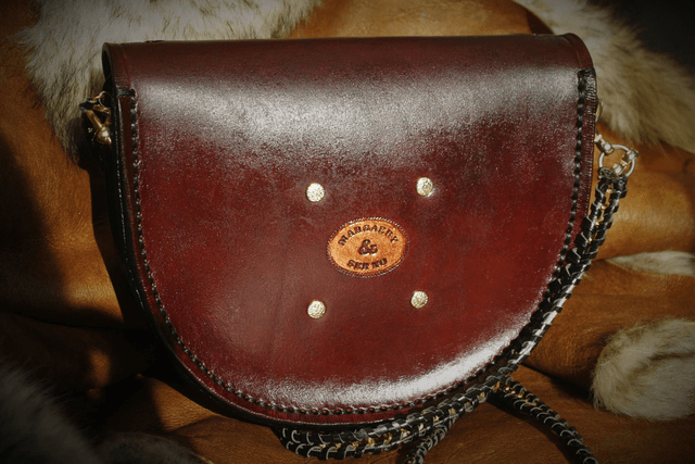 Pochette en cuir repoussé, motif d'arabesques féériques