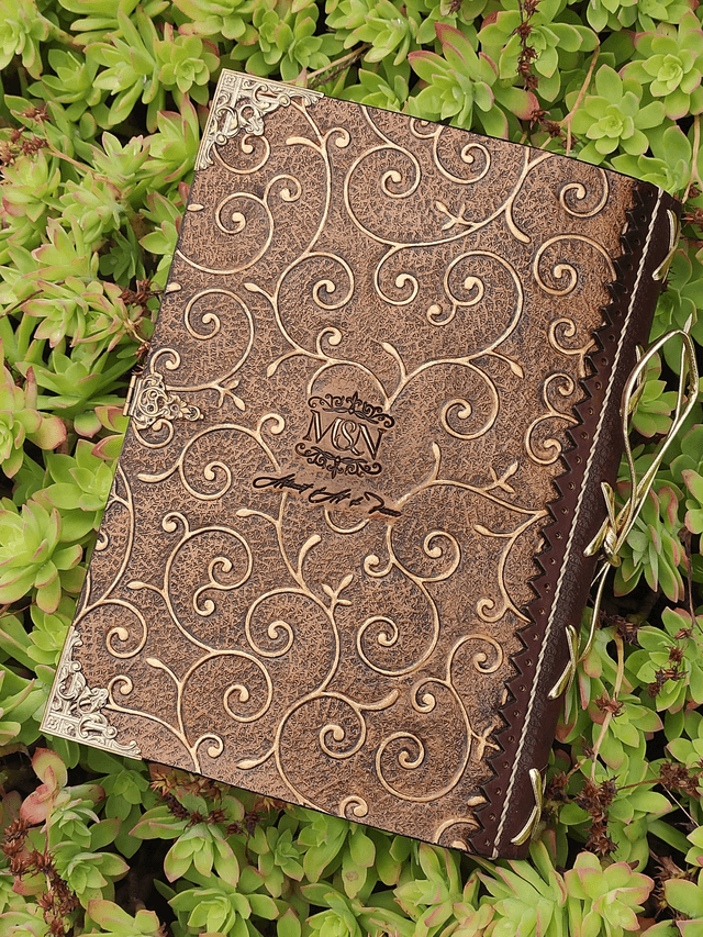 Carnet en cuir repoussé doré, féérique