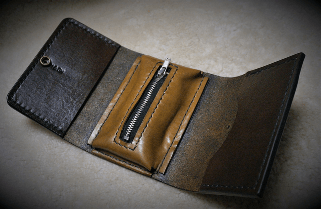 Portefeuille porte monnaie en cuir repoussé doré
