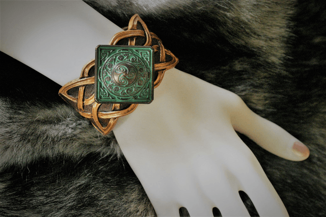 Bracelet celtique en cuir repoussé d'entrelacs dorés