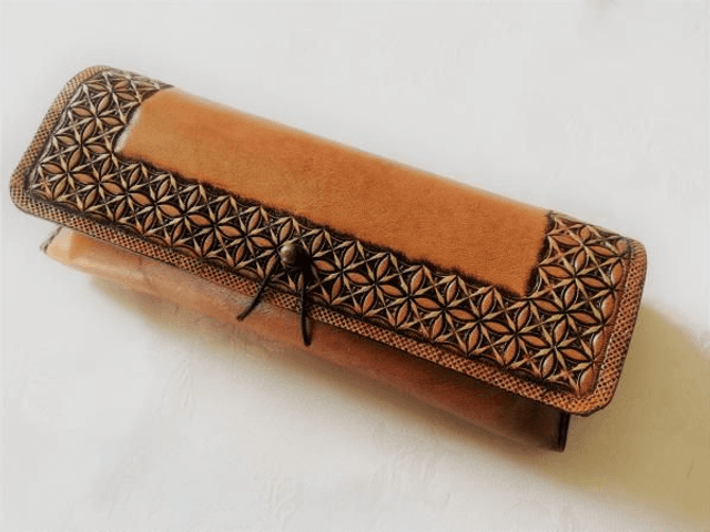 Etui à lunettes en cuir à frise géométrique