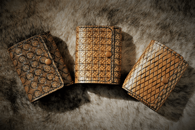Portefeuille porte monnaie en cuir repoussé doré