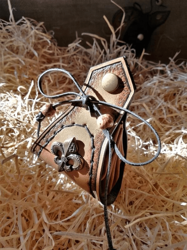 Bourse médiévale en cuir fleur de lys beige/marron