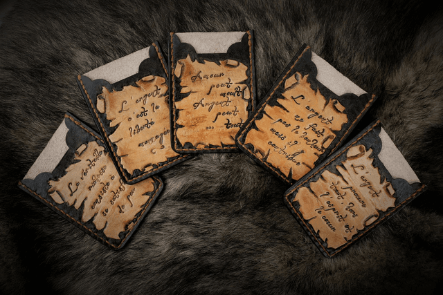Porte-carte en cuir, citation sur parchemin