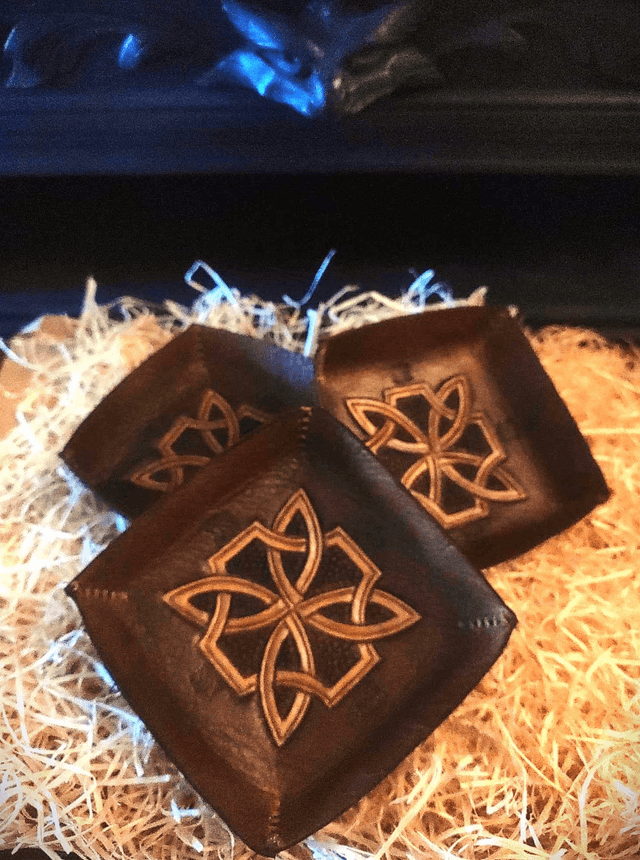 Vide-poche en cuir repoussé, à entrelacs