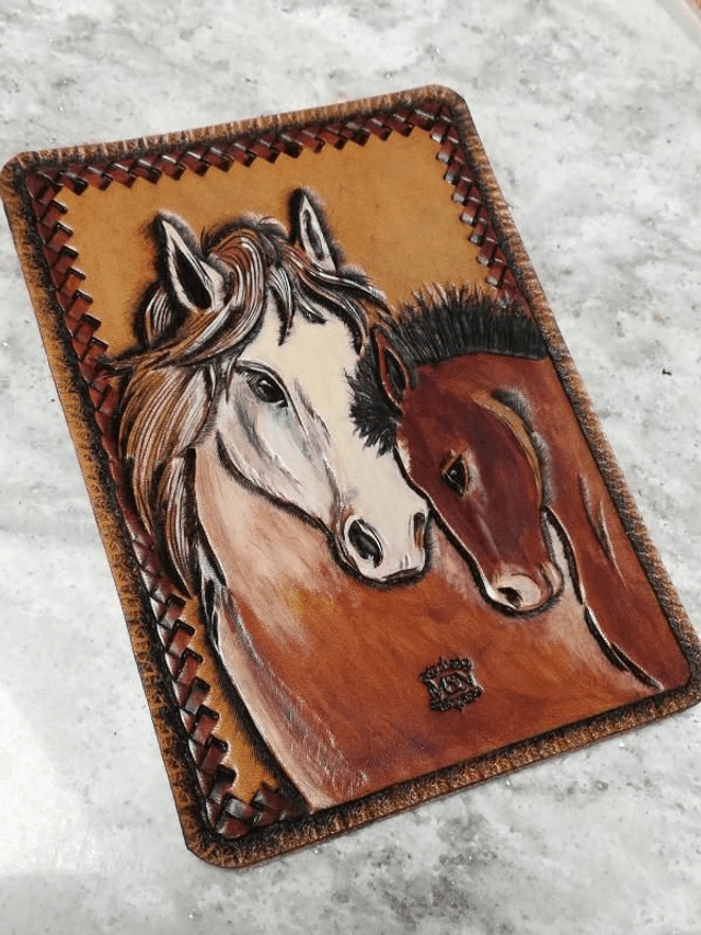 Carte en cuir: jument et son poulain