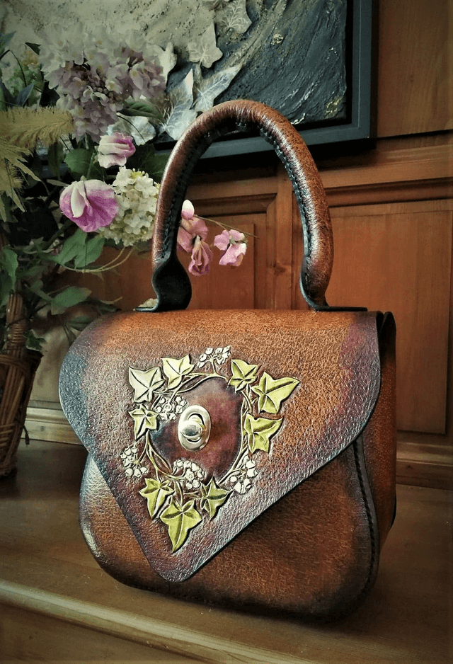 Sac à main motif Art nouveau en cuir repoussé